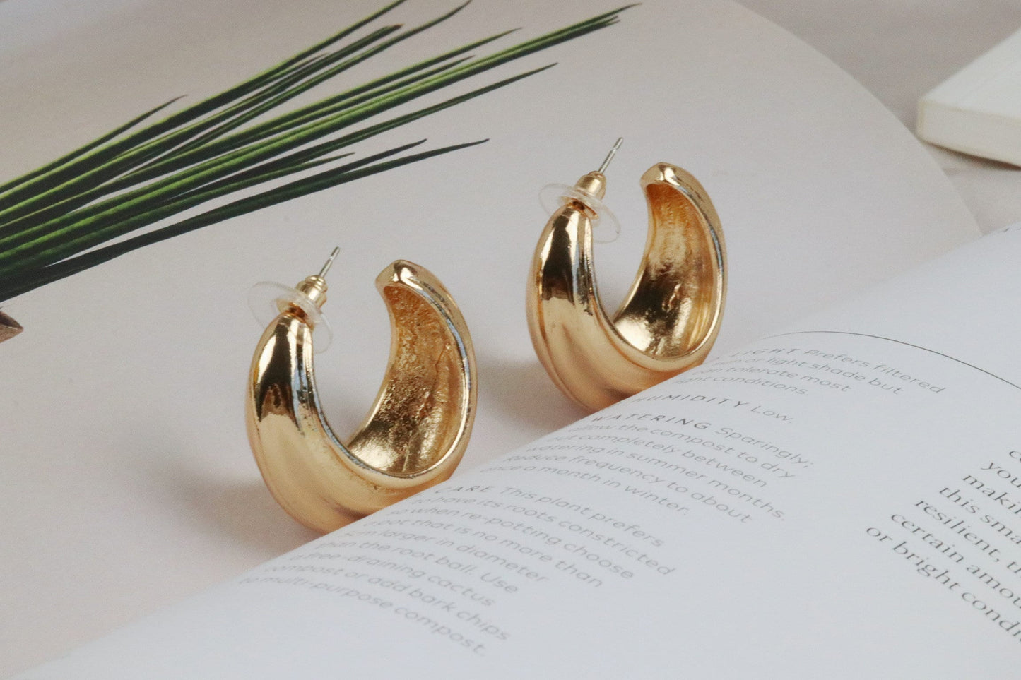 Gold Chunky Hoop Earrings, Outline Earrings, Gold Minimalist Earrings, Cut Out Statement Earrings, Women Everyday Earrings, Gift for Her